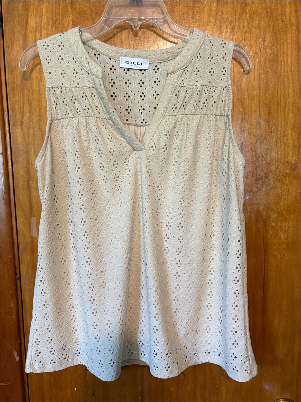 NWOT - Gilli Cream Eyelet V-Neck Sleeveless Top - Size M - Never worn